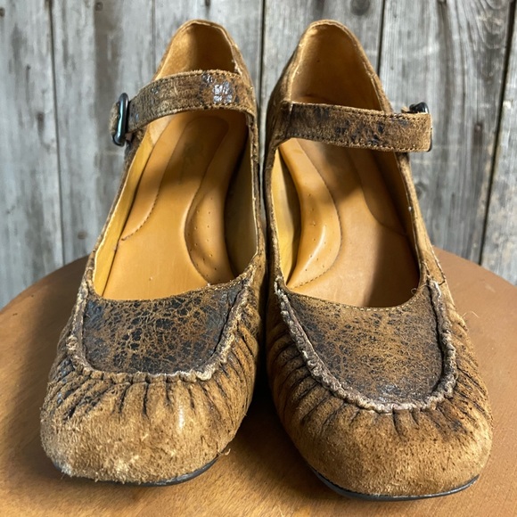 BORN Distressed Leather Mary Janes - size 9.5 - Picture 2 of 8